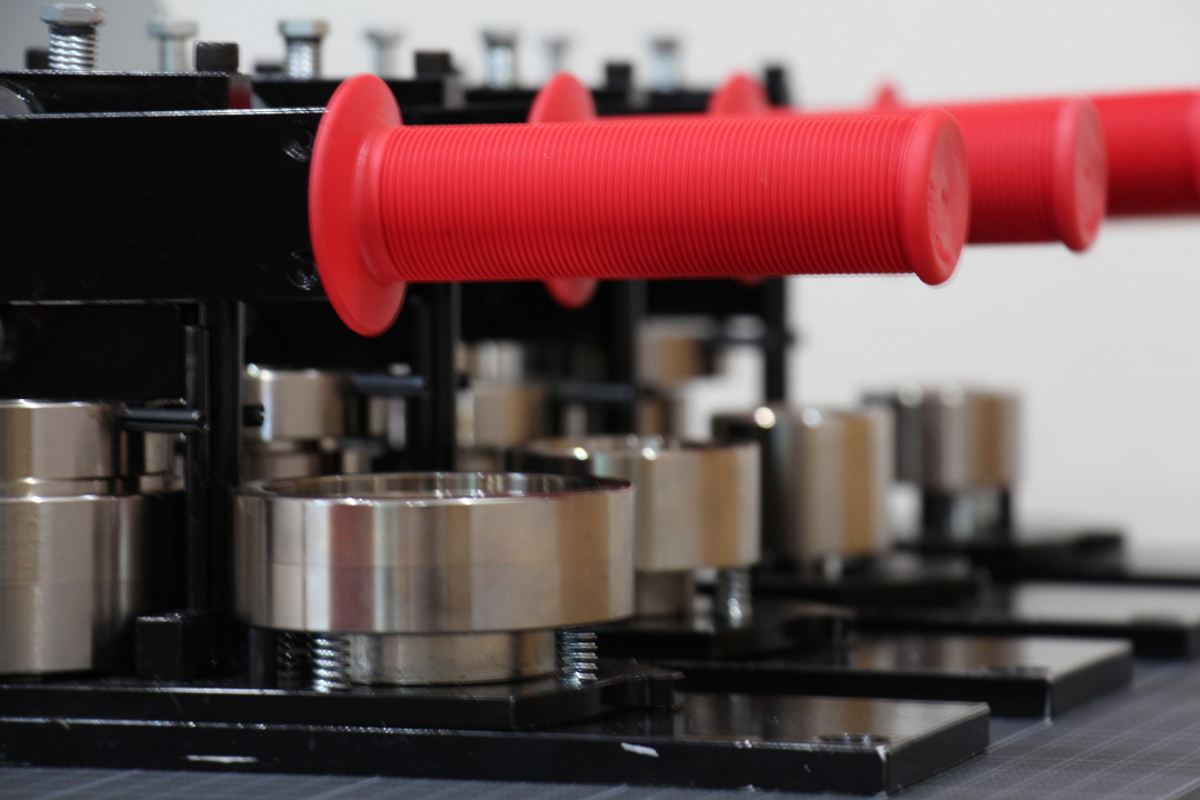 缶バッジビジネスを始めるあなたへ。なぜ『プロ仕様』缶バッジマシンが  